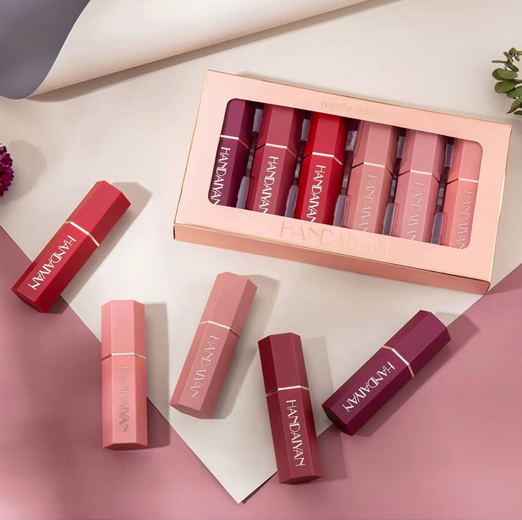 Set of 6 lipsticks, matte, pearly and velvety texture, non-sticky. Ideal for lips.